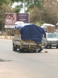 चलती मालवाहक गाड़ी का पहिया निकला, बड़ी दुर्घटना टली