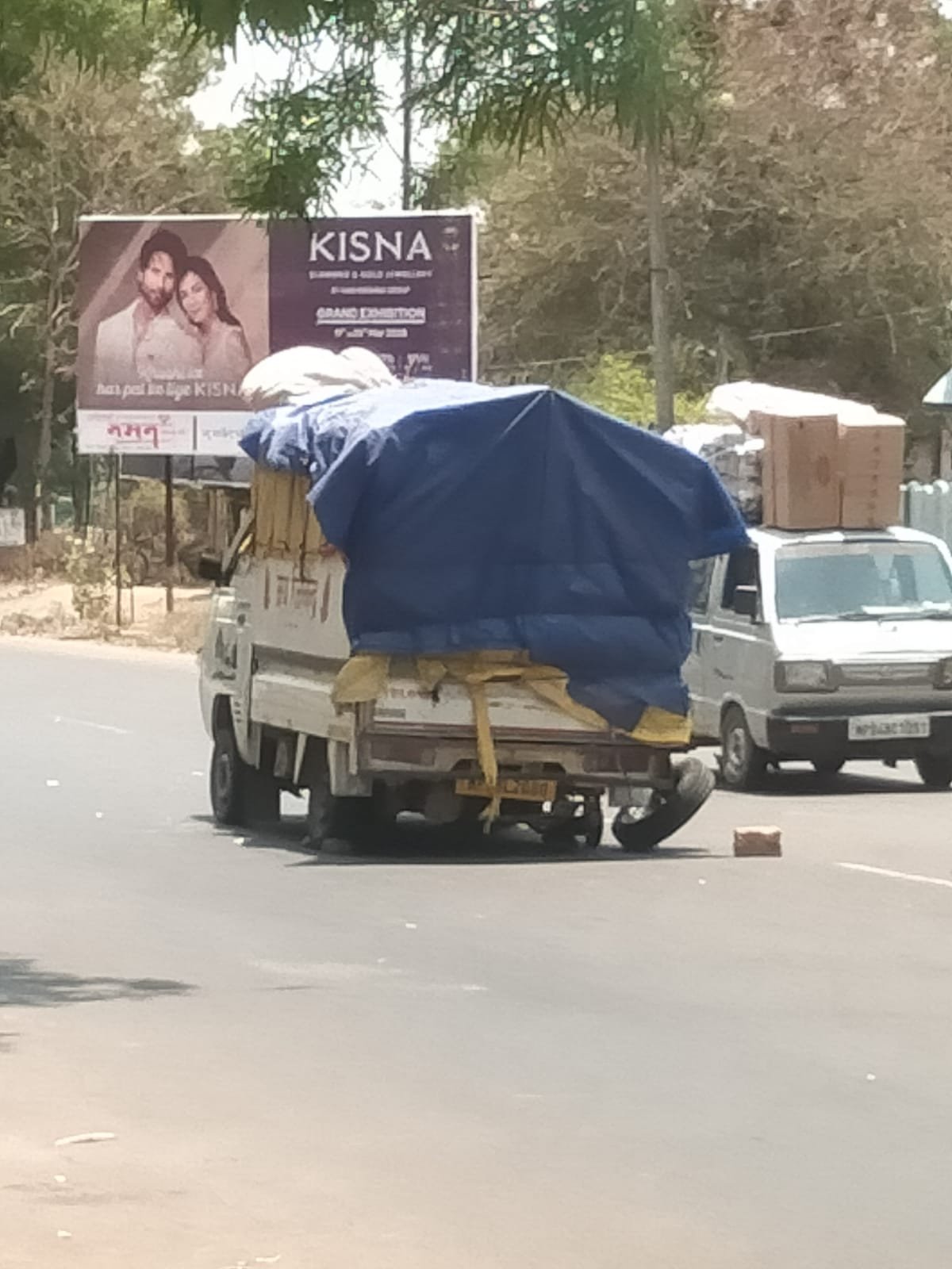 चलती मालवाहक गाड़ी का पहिया निकला, बड़ी दुर्घटना टली | New India Times