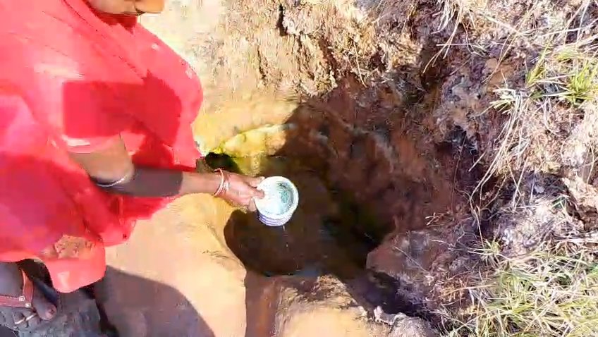 20 साल से पानी के लिए तरस रहे टेक मोहल्ले के ग्रामीण, नदी पार कर लाना पड़ रहा पीने का पानी | New India Times