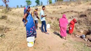 20 साल से पानी के लिए तरस रहे टेक मोहल्ले के ग्रामीण, नदी पार कर लाना पड़ रहा पीने का पानी