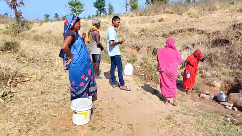 20 साल से पानी के लिए तरस रहे टेक मोहल्ले के ग्रामीण, नदी पार कर लाना पड़ रहा पीने का पानी | New India Times