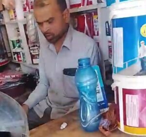 नकली पेंट की शिकायत पर मजदूर की पिटाई, बाप-बेटे पर मारपीट का आरोप