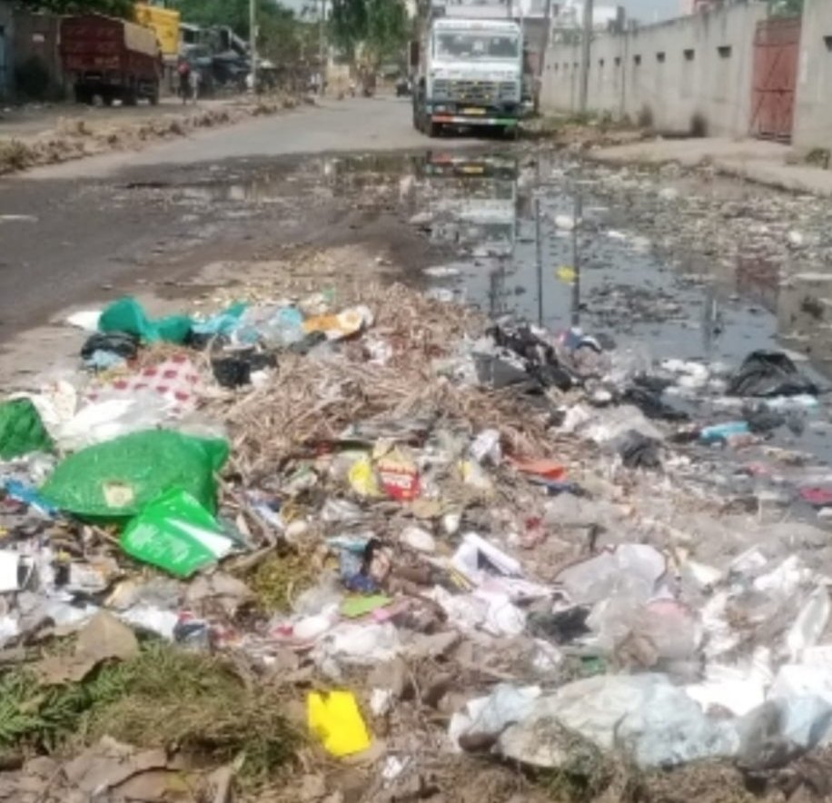 मथुरा के ट्रांसपोर्ट नगर में गंदगी का अंबार, नगर आयुक्त से सख्त कार्रवाई की मांग, स्वच्छ भारत अभियान के दावों पर उठे सवाल, शिकायत के बाद भी नहीं हो रही प्रभावी सफाई | New India Times
