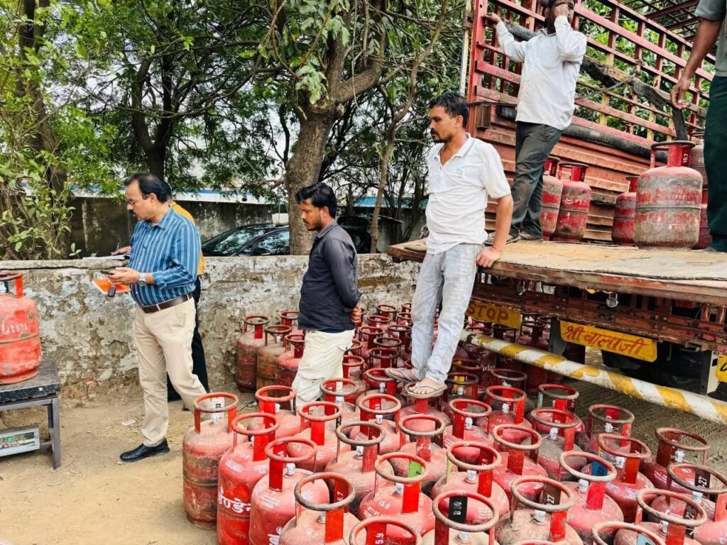 भोपाल में गैस सिलेंडर घोटाला:सैनी इंडियन गैस एजेंसी के 27 सिलेंडर जांच में पाए गए कम भरे | New India Times