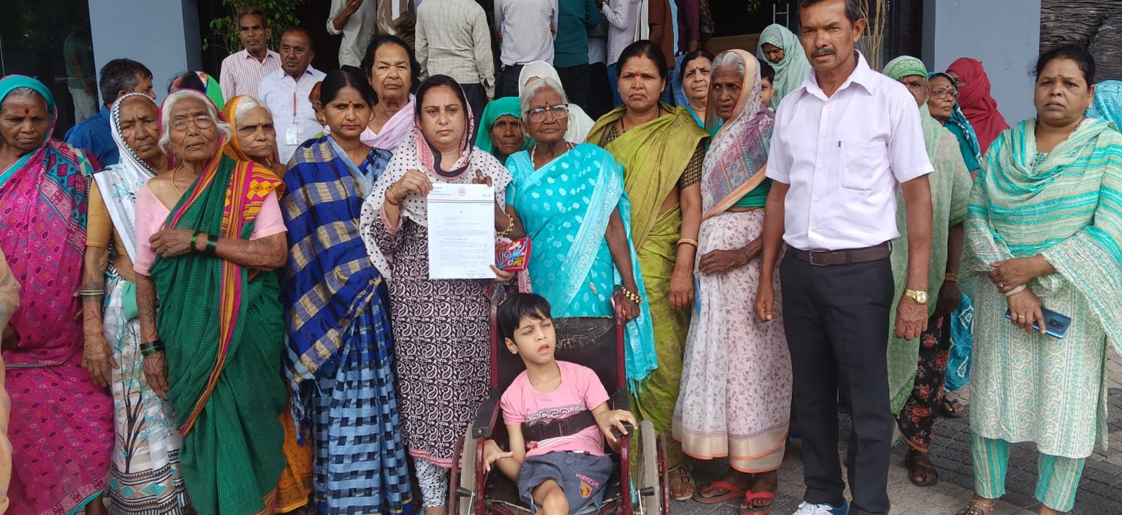 भोपाल में महीनों से रुकी वृद्ध, विधवा और दिव्यांग पेंशन; पार्षद की चेतावनी के बाद प्रशासन में हलचल | New India Times