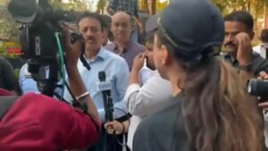 बीजेपी के आरक्षण आंदोलन पर भड़की महिला : मंत्री गिरीश महाजन की ट्रोलिंग