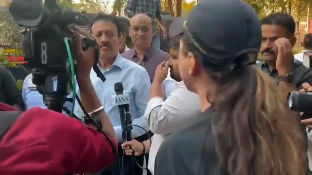 बीजेपी के आरक्षण आंदोलन पर भड़की महिला : मंत्री गिरीश महाजन की ट्रोलिंग | New India Times