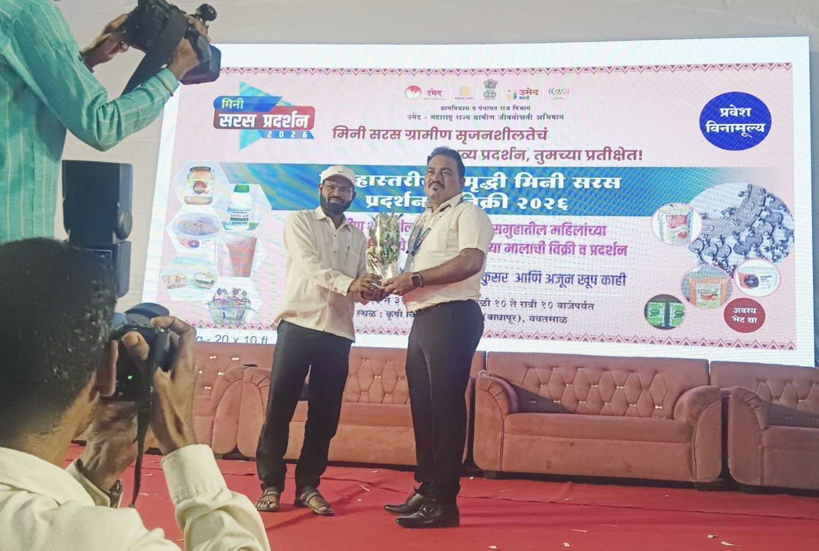 यवतमाल कृषि महोत्सव में शायर बेताब की शायरी का जादू, अभिजीत सावंत की प्रस्तुति ने बांधा समां | New India Times