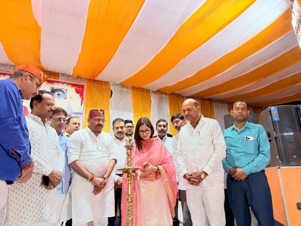 छोटी काशी के मेला चैती में सजी अखिल भारतीय कवि सम्मेलन की महफिल, रातभर झूमे काव्य प्रेमी | New India Times