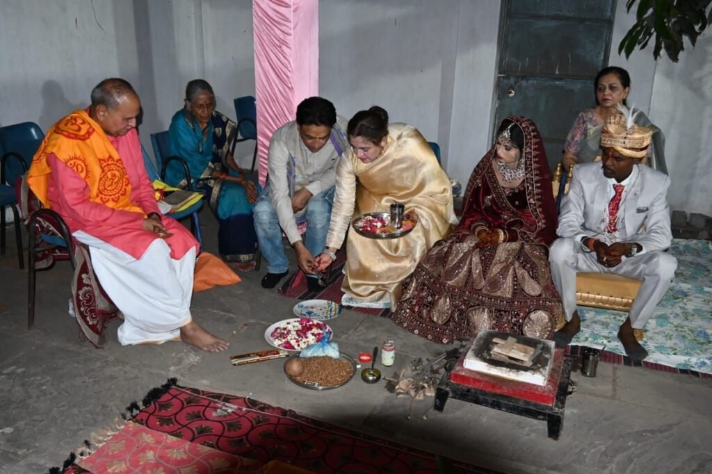 भोपाल में इंसानियत की मिसाल: आश्रय गृह में हुई अनोखी शादी, मां-बेटी को मिला नया परिवार | New India Times