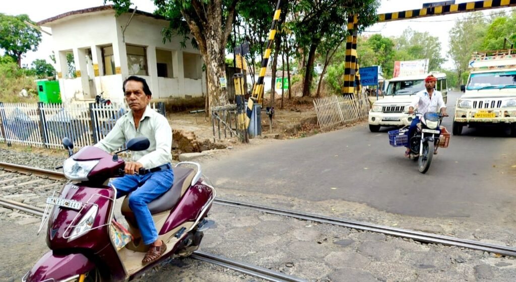 रेलवे गेट पर बड़े गड्ढों से राहगीर परेशान, हादसे का खतरा बढ़ा | New India Times