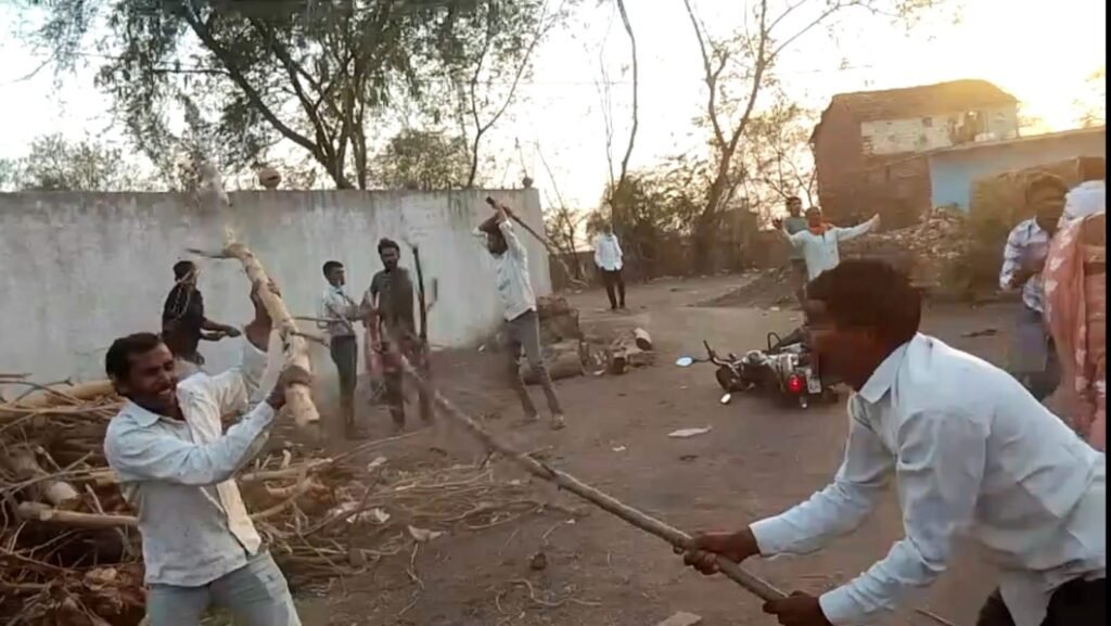 बुंदेलखंड में फिर दिखी सामंती सोच: दमोह में दलित दूल्हे को घोड़ी से उतारकर मारपीट, महिलाओं तक को नहीं बख्शा | New India Times