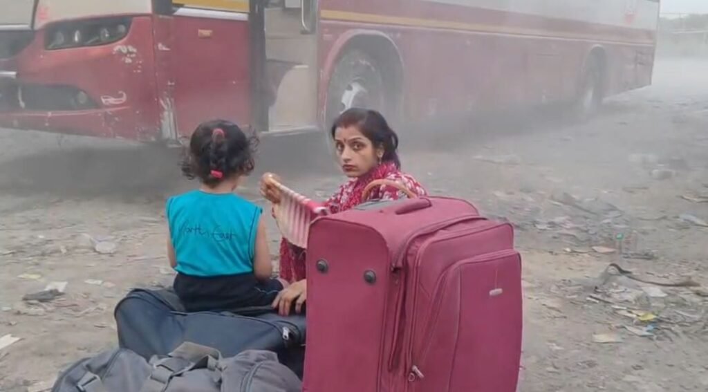 रिक्शाडीह बस स्टैंड में बदइंतजामी का आलम, मूलभूत सुविधाओं के अभाव में यात्री बेहाल | New India Times