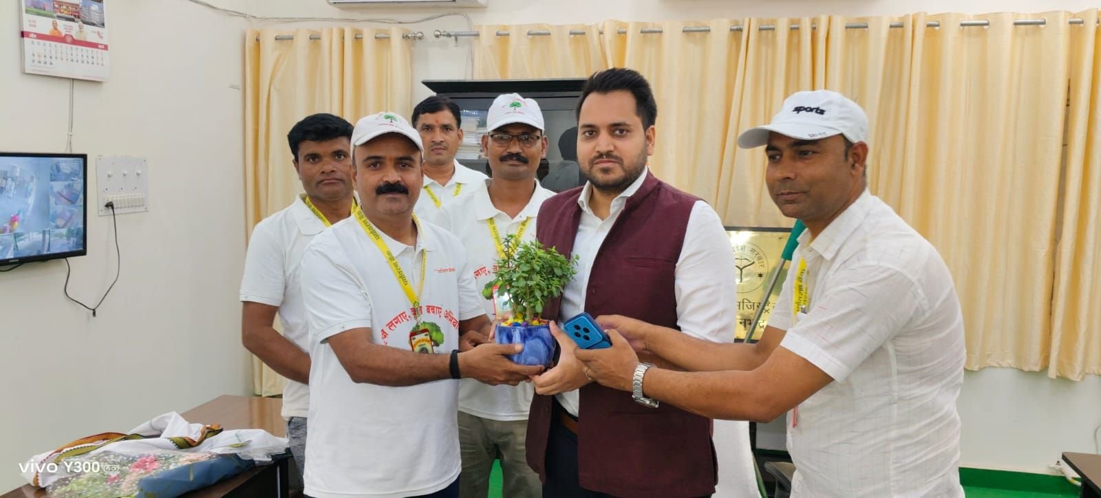 नवागत जिलाधिकारी से पर्यावरण बैंक टीम की शिष्टाचार भेंट, पौधा देकर दिया हरित संदेश | New India Times