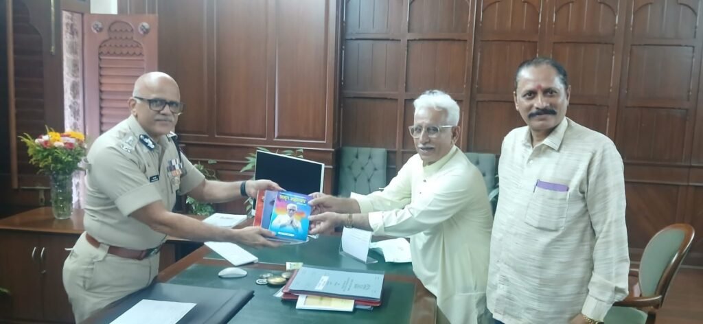 डीजीपी डॉ. सदानंद दाते से मिले साहित्यकार पं. मुरलीधर पांडेय, पुस्तकें किया भेंट | New India Times