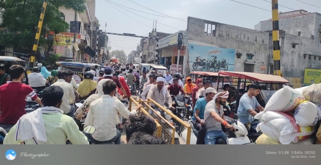 लखीमपुर खीरी में गोला क्रॉसिंग बना ‘जाम का जंजाल’, घंटों थमती जिंदगी, आमजन बेहाल | New India Times