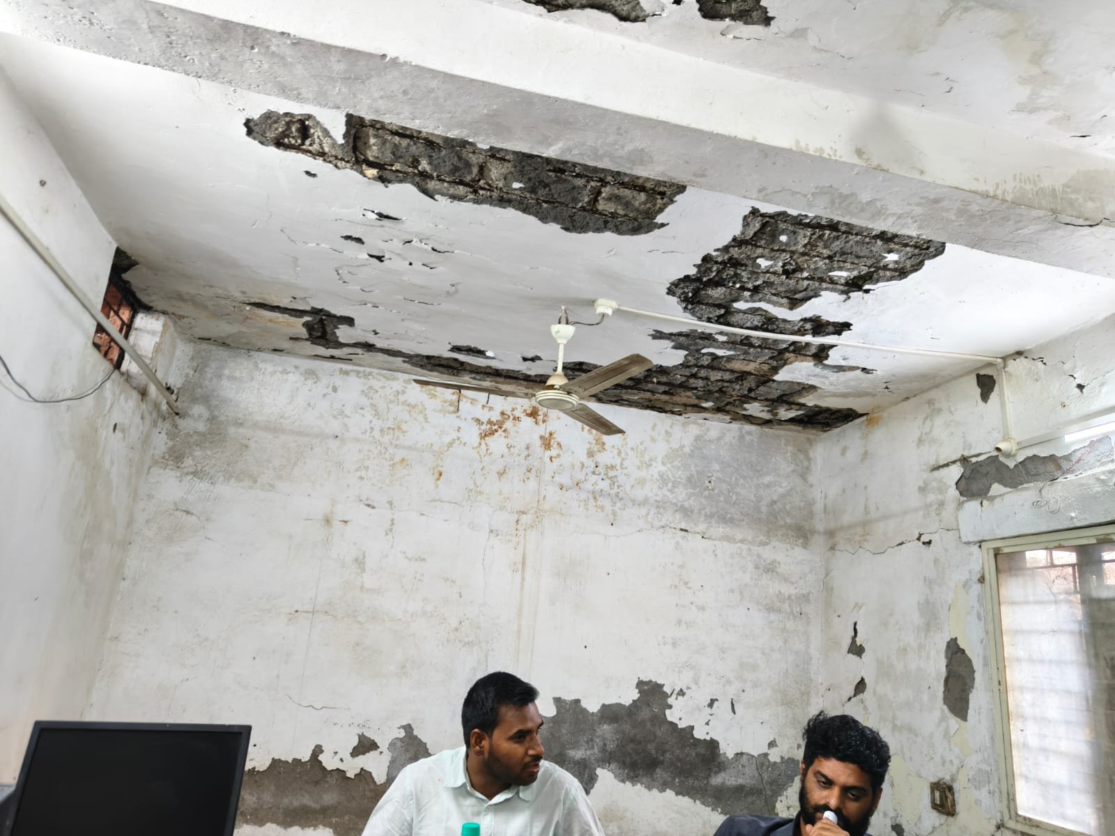 जर्जर भवन में चल रहा सरकारी दफ्तर, रायसेन में मौत के साए में काम करने को मजबूर कर्मचारी | New India Times