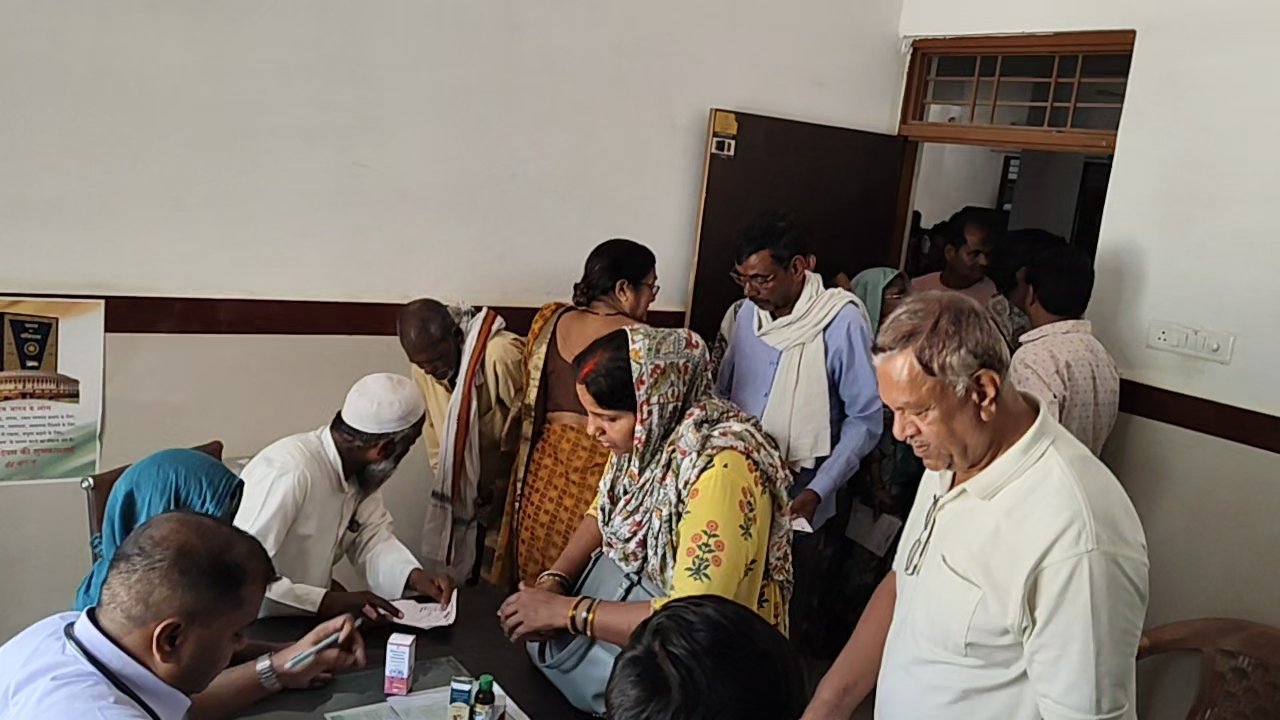 जुन्नारदेव स्वास्थ्य केंद्र में बड़ी लापरवाही: ड्यूटी से गायब मिले दो डॉक्टर, मरीजों की लंबी कतार से चरमराई व्यवस्था | New India Times