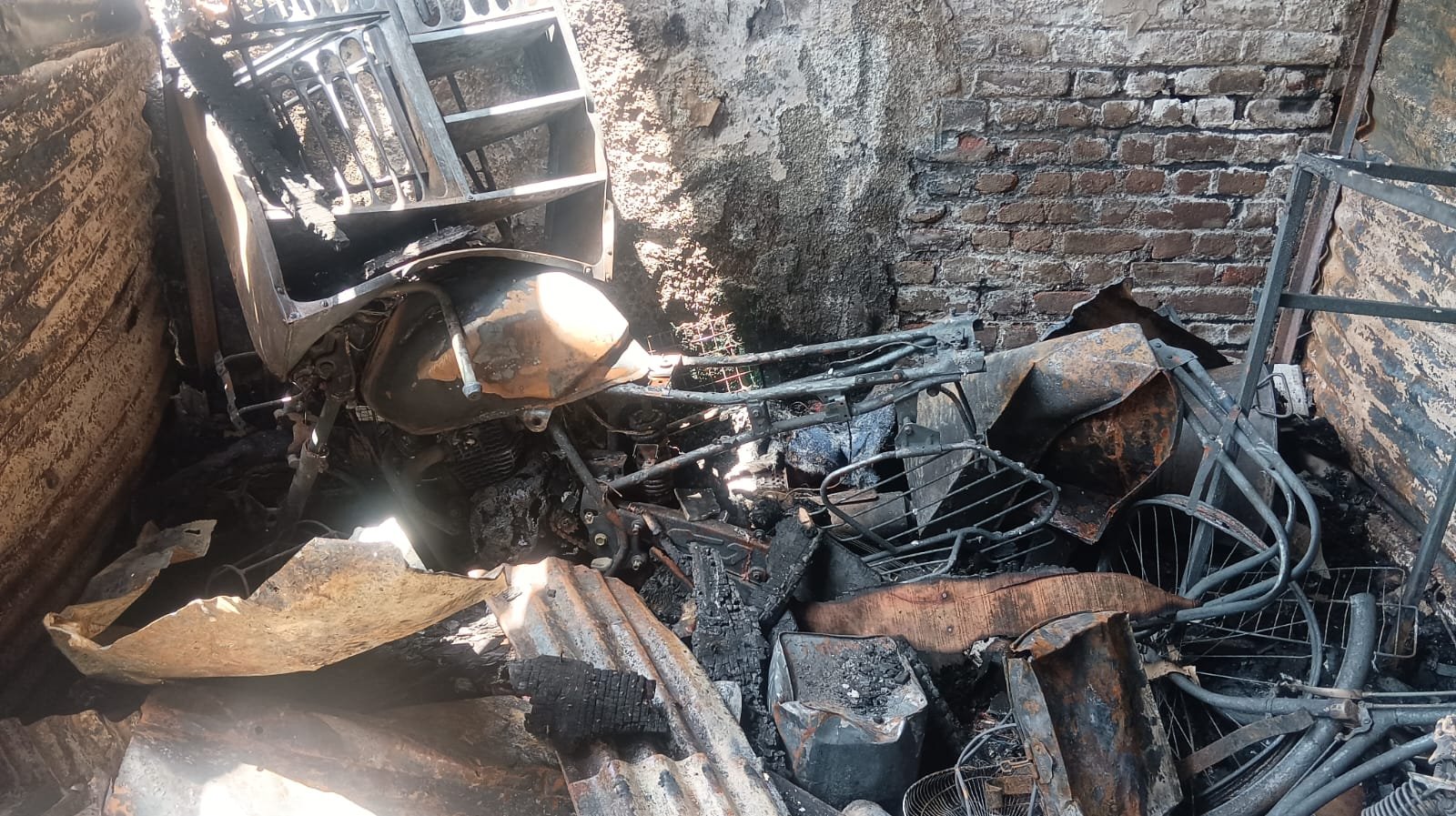 भुसावल में भीषण आग से 5 परिवारों का सब कुछ खाक, शादी का सामान भी जला; यूनुस खाटीक गंभीर रूप से झुलसे | New India Times