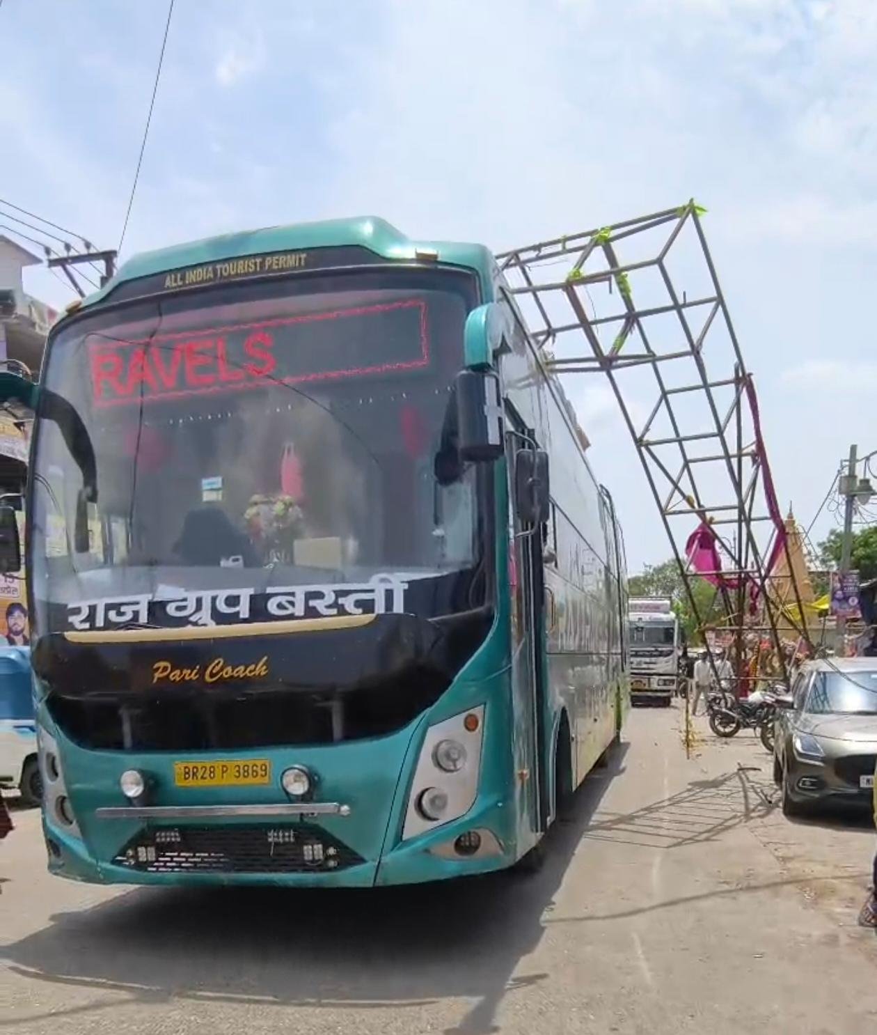 ओवरलोड सामान से बिजली का तार टूटा, राज ट्रेवल्स बस से बड़ा हादसा टला | New India Times