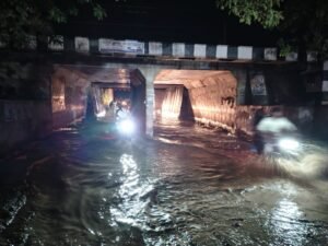 पहली बारिश में डूबा चुनार-जमुई रेलवे अंडरपास, घटिया निर्माण और ड्रेनेज की कमी उजागर, हादसों का बढ़ा खतरा, प्रशासन पर लापरवाही के आरोप