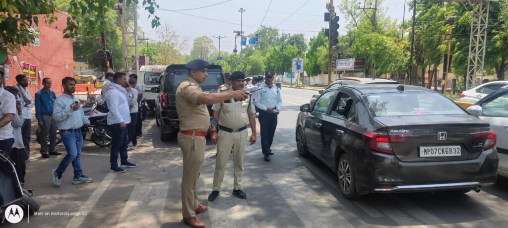 ग्वालियर में बिना हेलमेट चलने वालों पर सख्त कार्रवाई, 97 वाहन चालकों से ₹29,100 वसूले | New India Times
