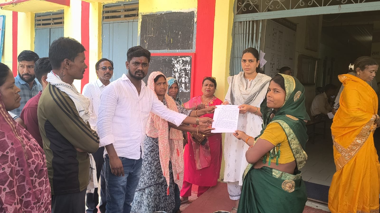 नल-जल योजना फेल: 3 किमी दूर से पानी लाने को मजबूर ग्रामीण, महिलाओं का जनपद पंचायत में प्रदर्शन | New India Times