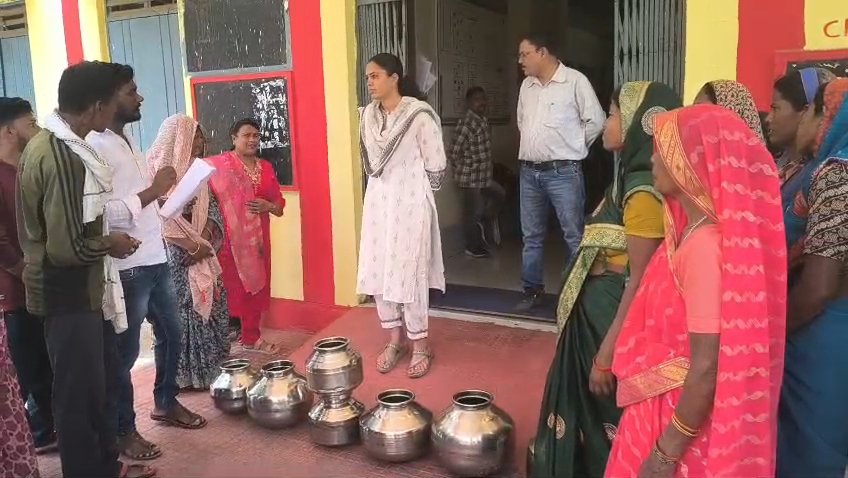 नल-जल योजना फेल: 3 किमी दूर से पानी लाने को मजबूर ग्रामीण, महिलाओं का जनपद पंचायत में प्रदर्शन | New India Times