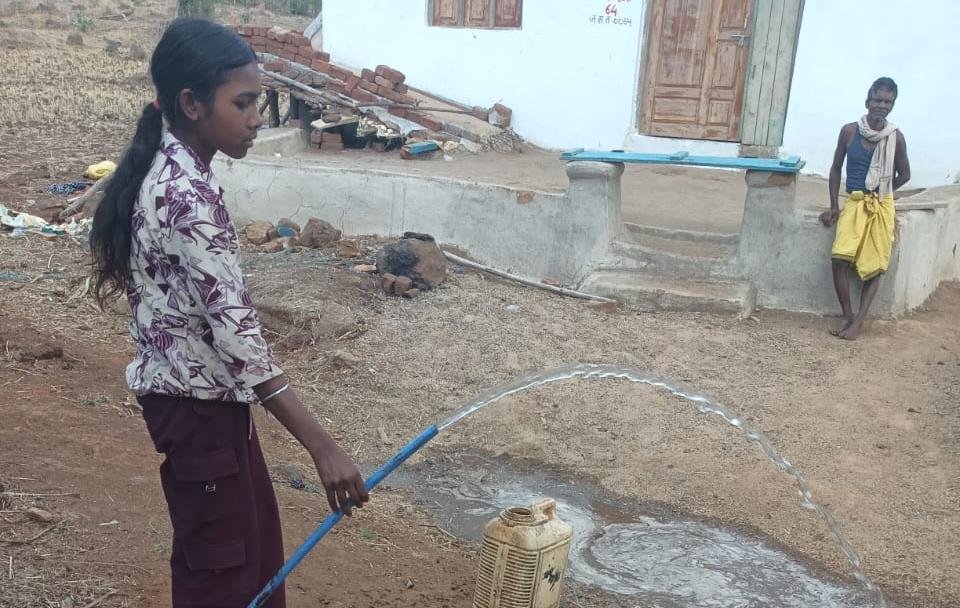 ग्रामीणों के प्रदर्शन के बाद जागा प्रशासन, 6 महीने से बंद नल-जल योजना कुछ घंटों में हुई शुरू | New India Times