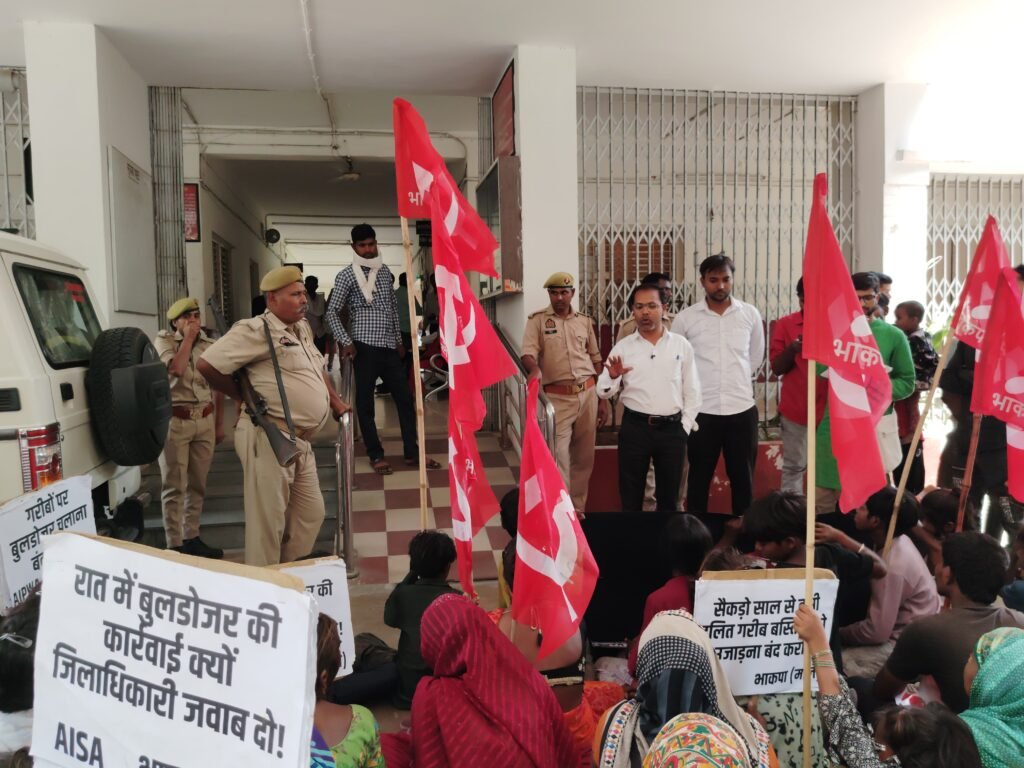 गऊघाट बुलडोजर कार्रवाई के खिलाफ भाकपा माले का प्रदर्शन, गरीब दलित परिवारों के लिए मुआवजा और आवास की मांग | New India Times