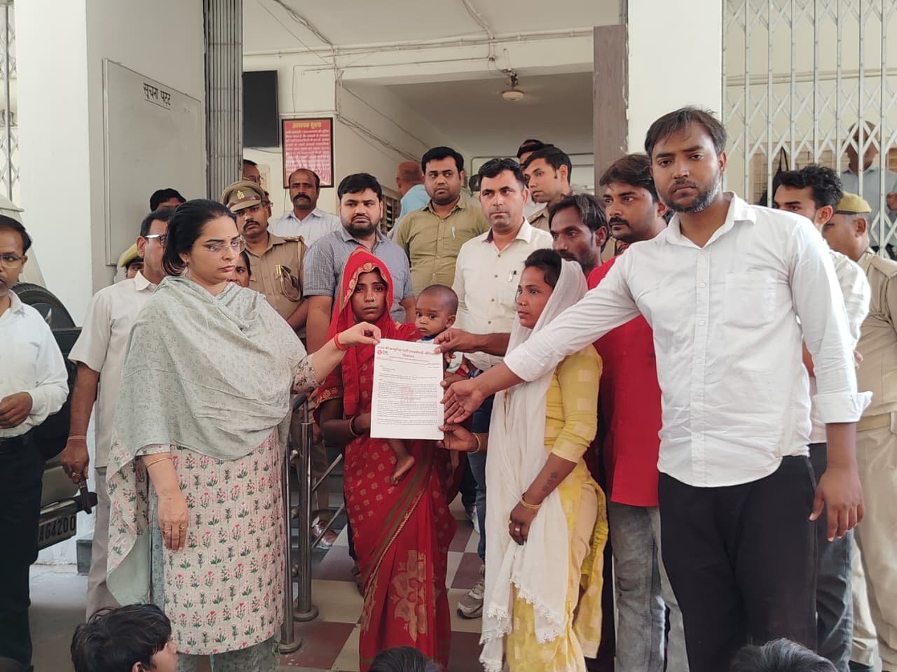 गऊघाट बुलडोजर कार्रवाई के खिलाफ भाकपा माले का प्रदर्शन, गरीब दलित परिवारों के लिए मुआवजा और आवास की मांग | New India Times
