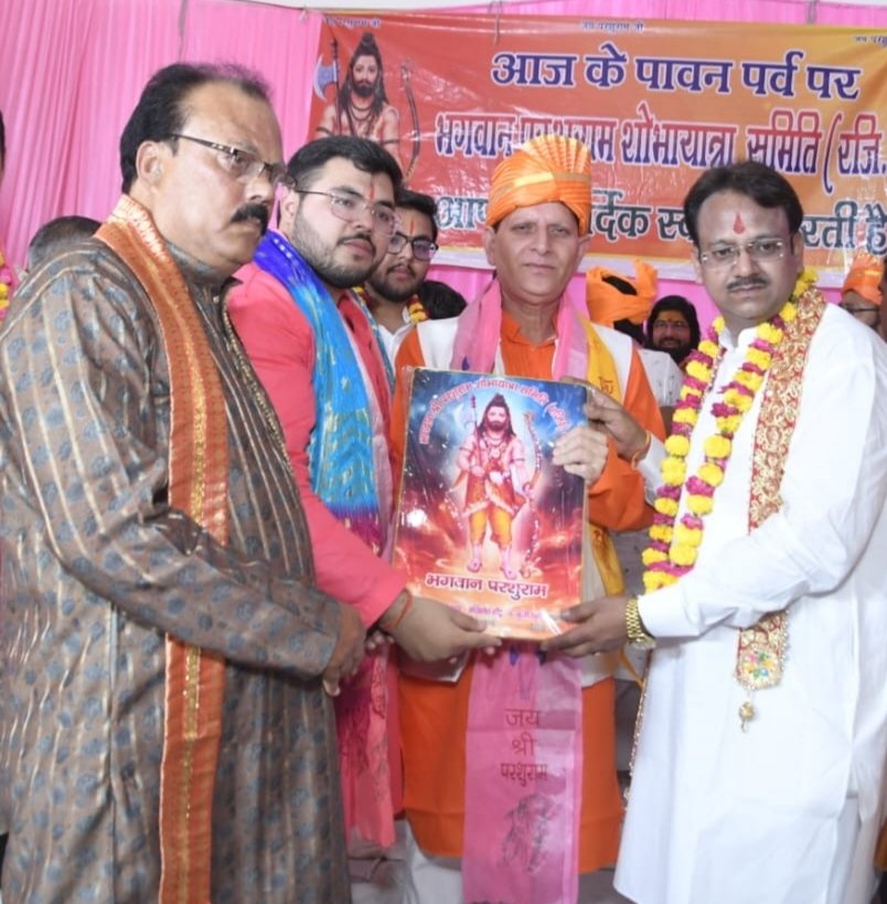 मथुरा में 8000 यूनिट रक्त संग्रह का रिकॉर्ड, समाजसेवी विनोद दीक्षित हुए सम्मानित | New India Times