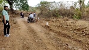 एकलामसानी में सड़क आज भी सपना: खाई और पगडंडियों के बीच ज़िंदगी, बारिश में क़ैद हो जाते हैं ग्रामीण