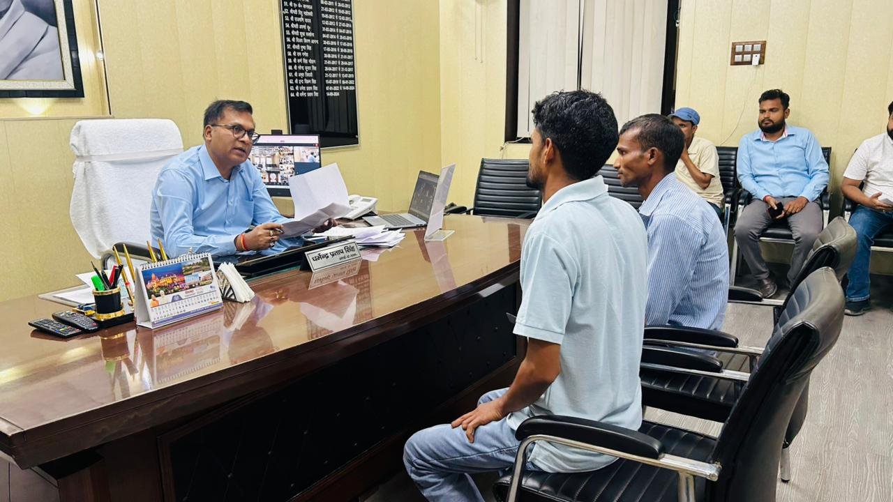 मेड़बंदी प्रकरण में लापरवाही पर DM सख्त, राजस्व निरीक्षक निलंबित | New India Times