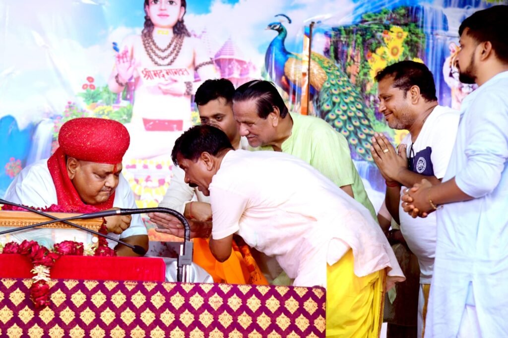 मेघनगर में श्रीमद्भागवत कथा में उमड़ रही श्रद्धालुओं की भीड़, संत कमल किशोर नागर ने बताया मौन और गौसेवा का महत्व 2 मेघनगर में श्रीमद्भागवत कथा में उमड़ रही श्रद्धालुओं की भीड़, संत कमल किशोर नागर ने बताया मौन और गौसेवा का महत्व | New India Times