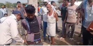 पन्ना में सनसनीखेज हमला: सिरफिरे युवक ने युवती पर कट्टे और चाकू से किया जानलेवा हमला, ग्रामीणों ने आरोपी को खंभे से बांधा
