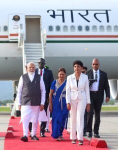सरकारी पेज पर मंत्रियों का निजी प्रचार : समर वेकेशन पर कितने मंत्री ?