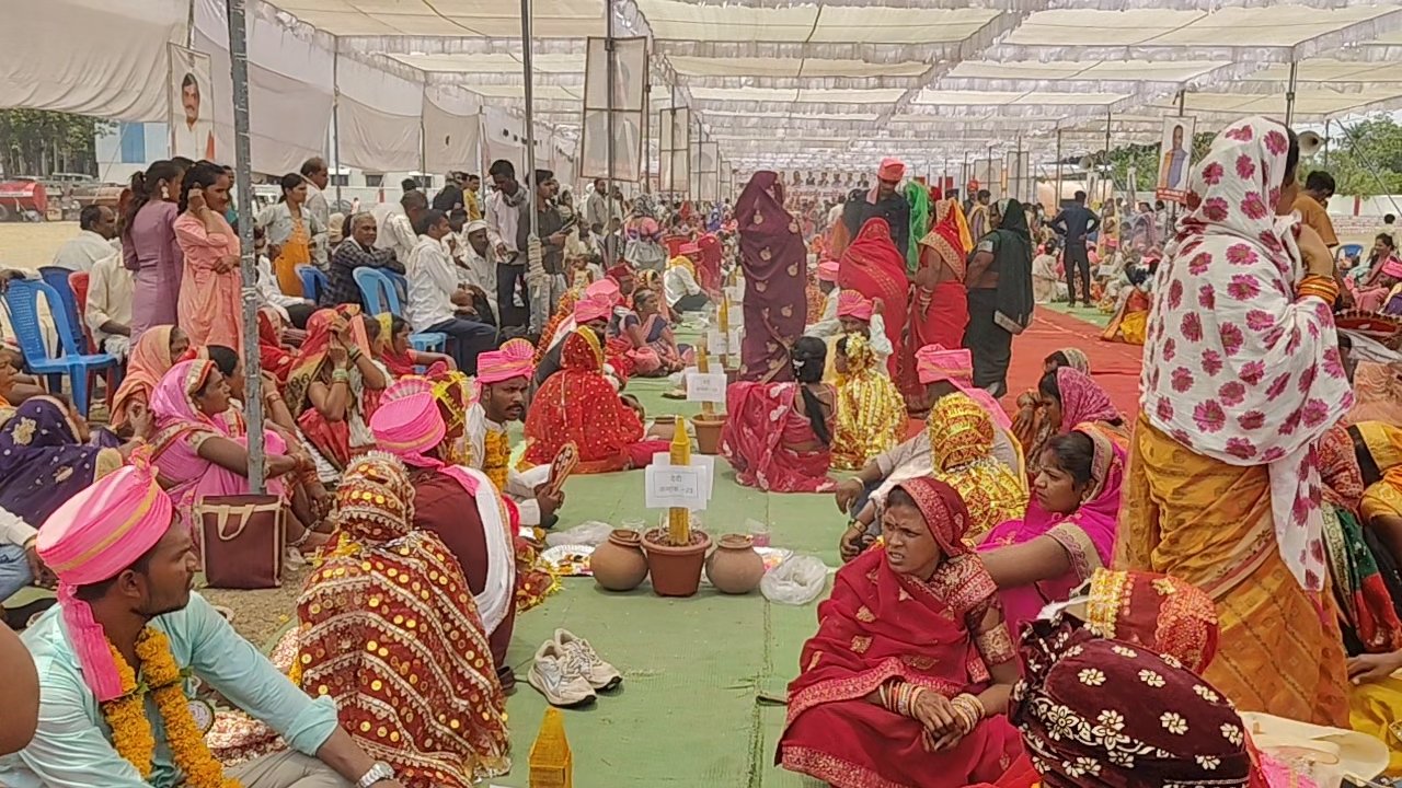 जुन्नारदेव में मुख्यमंत्री कन्या विवाह योजना के तहत 100 जोड़ों का हुआ सामूहिक विवाह, विधायक ने सरकार की पाबंदियों पर उठाए सवाल | New India Times