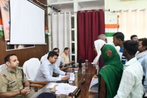 तहसील समाधान दिवस में डीएम ने सुनीं जनसमस्याएं, तीन दिन में निस्तारण के निर्देश