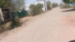 स्कूल के पास खुला ट्रांसफॉर्मर बना खतरा, अयान कॉलोनी में हादसे की आशंका