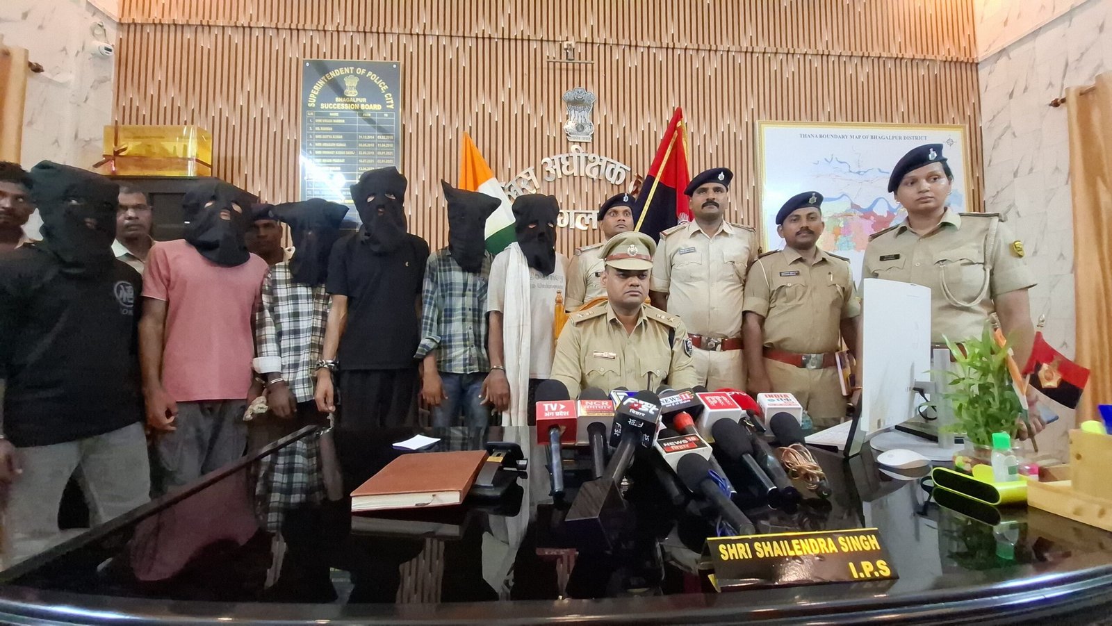 भागलपुर पुलिस ने अलग -अलग जगहों से 418•41 ग्राम ब्राउन शुगर एवं 100•3 ग्राम स्मैक के साथ से 2 नाबालिग एवं 6 युवकों को किया गिरफ्तार | New India Times