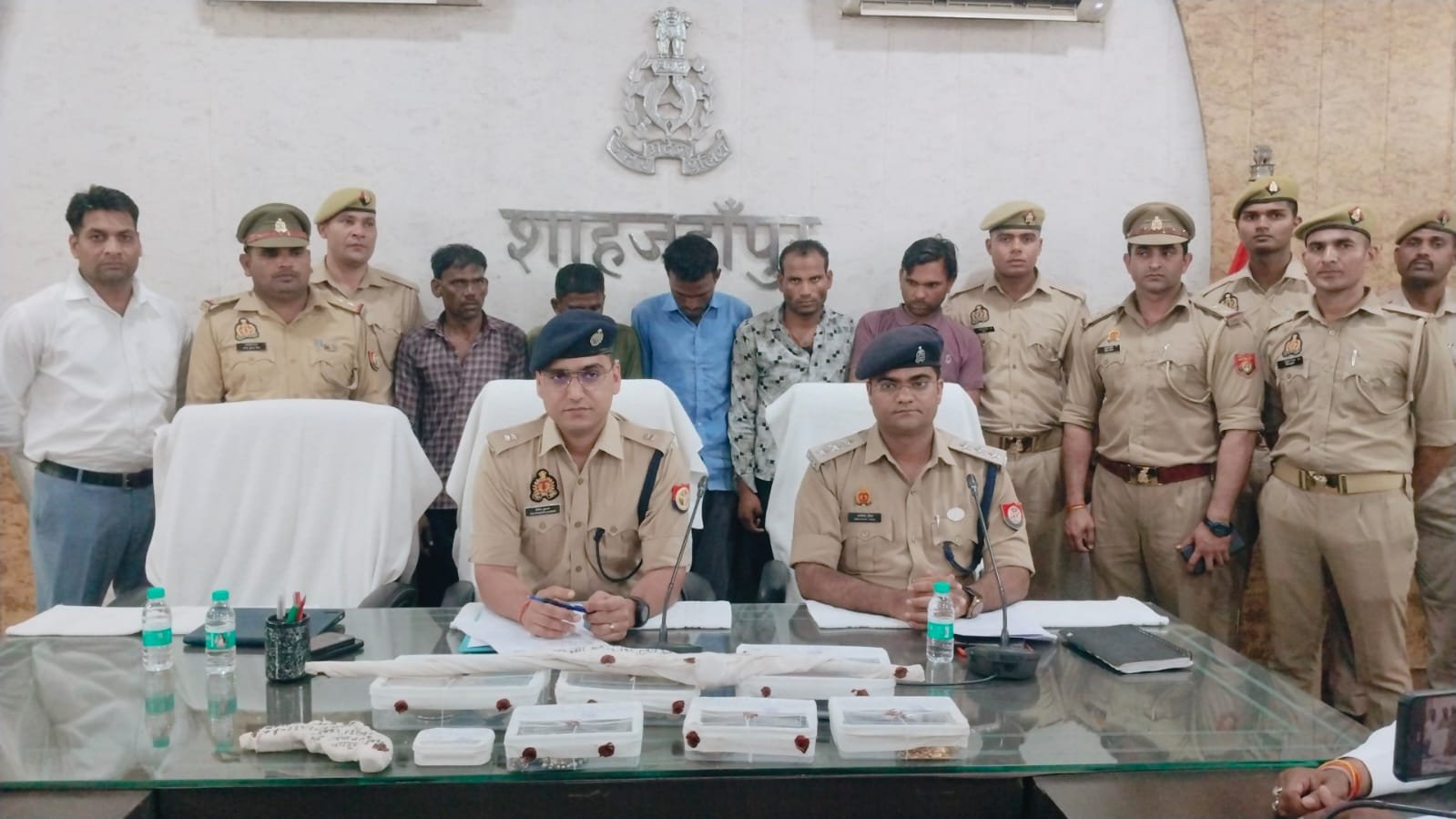 डकैती की योजना बनाते हुए 5 शातिर चोर गिरफ्तार, सोना-चांदी, स्मैक व तमंचा बरामद | New India Times