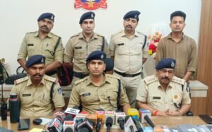 थाना हनुमानगंज पुलिस के प्रयास से कई चेहरों पर आई मुस्कान, लगभग 12 लाख रुपए के गुम हुए 50 मोबाइल फोन बरामद कर मालिकों को किया वापस