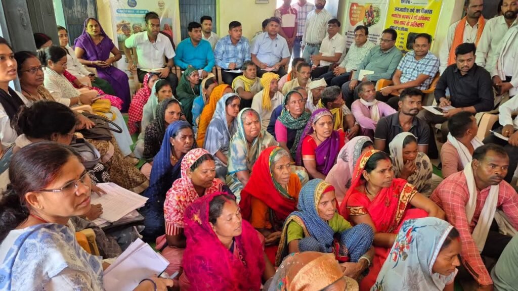 कलेक्टर हरेंद्र नारायन ने बांगई में की जनसुनवाई, पेयजल और स्कूल भवन समस्या के समाधान के दिए निर्देश | New India Times