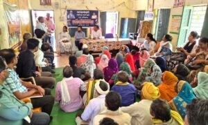 कलेक्टर हरेंद्र नारायन ने बांगई में की जनसुनवाई, पेयजल और स्कूल भवन समस्या के समाधान के दिए निर्देश
