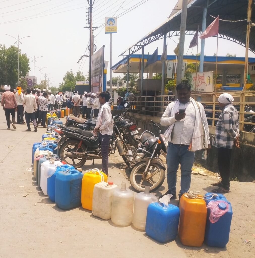 टैंकर की खबर से आधी रात को पेट्रोल पंप की ओर दौड़ रहे लोग : कहा ? है आपदा प्रबंधन मंत्रालय 2 टैंकर की खबर से आधी रात को पेट्रोल पंप की ओर दौड़ रहे लोग : कहा ? है आपदा प्रबंधन मंत्रालय | New India Times