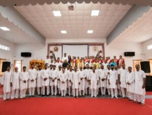 18 वर्षों की गौरवपूर्ण सेवा के बाद आचार्य भीष्म मोहन झा सेवानिवृत्त, विद्यालय में भावभीनी विदाई