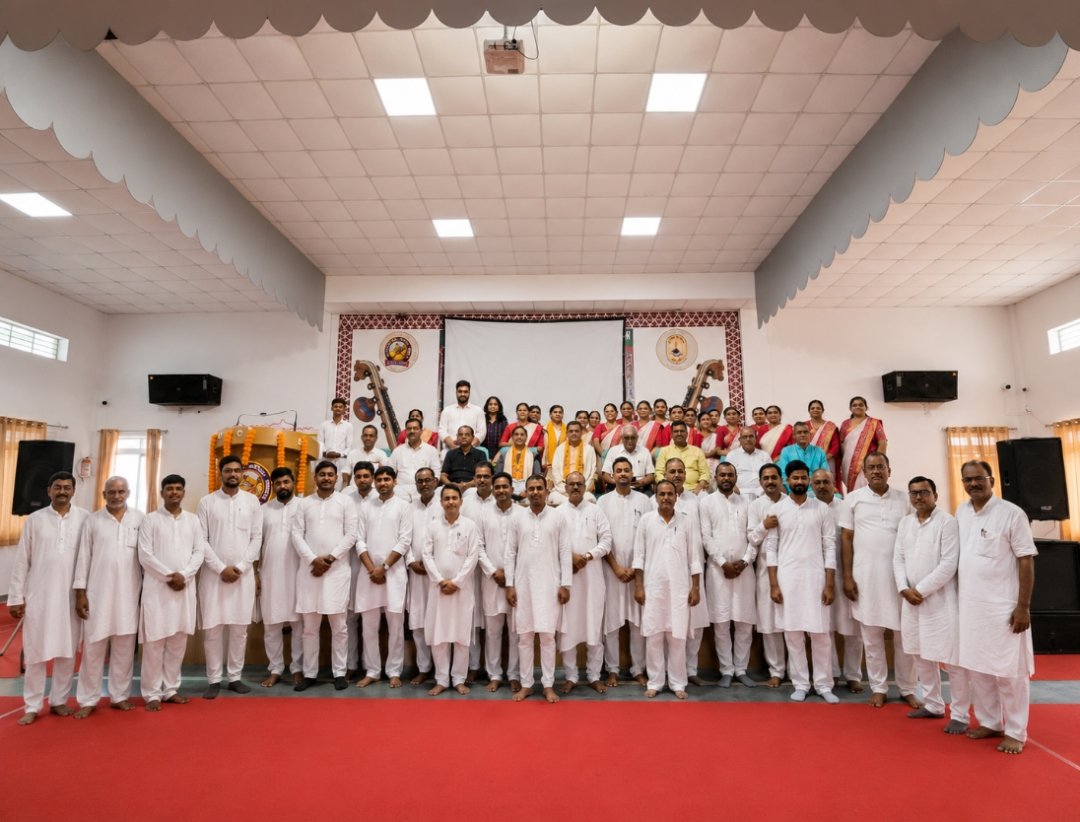 18 वर्षों की गौरवपूर्ण सेवा के बाद आचार्य भीष्म मोहन झा सेवानिवृत्त, विद्यालय में भावभीनी विदाई | New India Times
