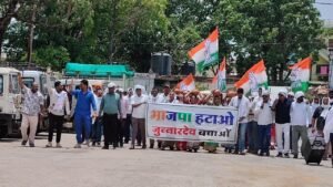 जुन्नारदेव में कांग्रेस का उग्र प्रदर्शन: जल संकट पर मटके फोड़े, चूड़ियां फेंकी, नगर पालिका को सौंपा ज्ञापन