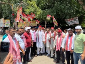 अखिलेश यादव के आपत्तिजनक पोस्टर के विरोध में सपा का प्रदर्शन, एफआईआर की मांग को लेकर सौंपा ज्ञापन